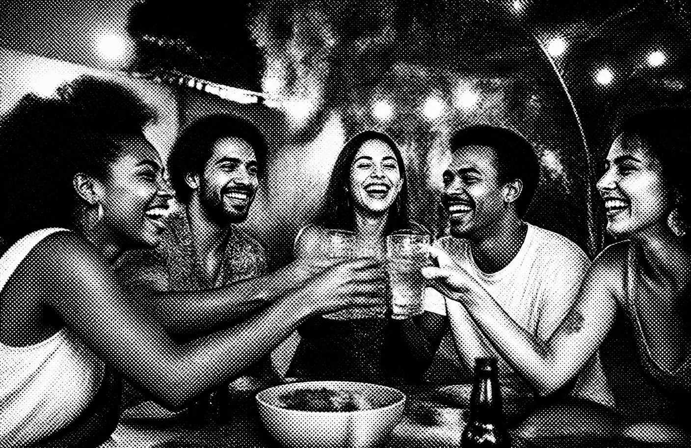 Grupo de amigos brindando e rindo em um encontro à noite